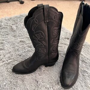 Heritage R Toe Western Boot. Size 7.5 C. Only worn one time . Like brand new!!